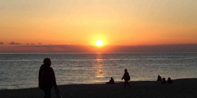 Dünyaca ünlü Damlataş Plajı’nda gün batımını onlarca kişi izledi