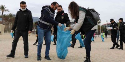 Öğrenci ve polisler sahili temizledi