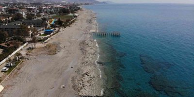Deniz suyu çekildi Alanya sahillerinde su altında olan kayalıklar gün yüzüne çıktı
