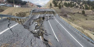 Adana’da asfalt yol çöktü