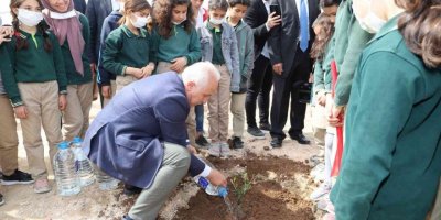 Başkan Gültak, ‘Her Çocuk Bir Fidan’ etkinliğinde çocuklarla birlikte fidan dikti