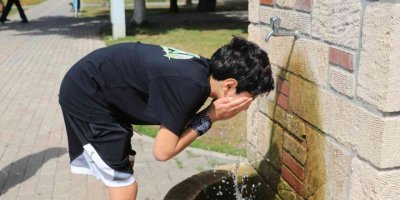 Adana’da sıcaklık 33 dereceye ulaştı, parklar doldu