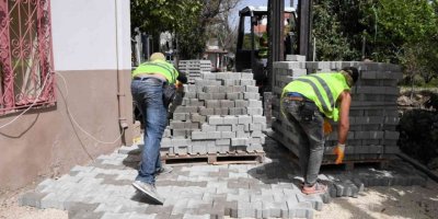 Konyaaltı’nda iş makinalarının giremediği sokaklara parke taşı