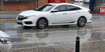 Alanya’da yağmur yerini doluya bıraktı, yollar beyaza büründü