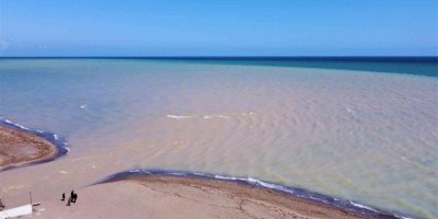 Mersin’de sel ve taşkın suları denizi çamura çevirdi