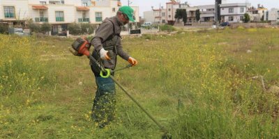 Toroslar’da yeşil alanların bakımı yapılıyor