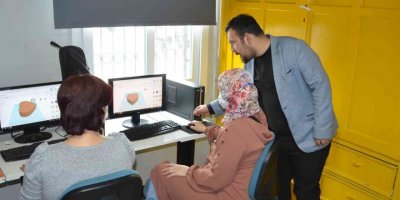 Çocuklar robot tasarlıyor, anneleri 3 boyutlu tasarım dersi alıyor