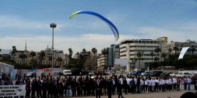 Yamaç Paraşütçüsü Törendeki Kalabalığa Çarptı