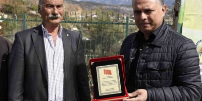 Yangından etkilenen bölgelere fidan dağıtımında duygu dolu anlar