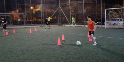 Anneler kortta çocukları sahada