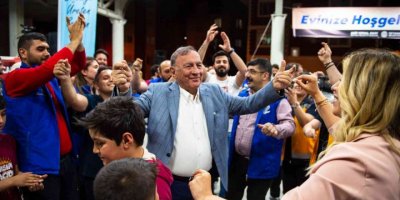 Üniversitelilerden Başkan Akay’a Doğum Günü Sürprizi