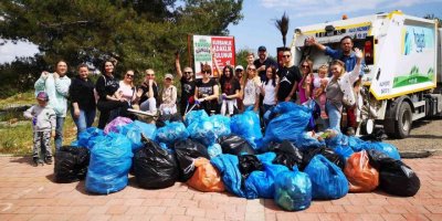 Antalya’da Rus ve Ukraynalı vatandaşlar el ele çöp topladı