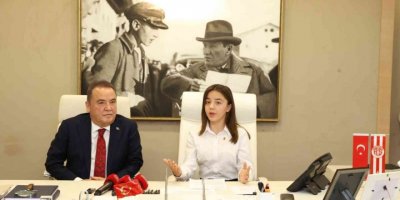 Başkan Böcek Koltuğunu Çocuk Başkana Devretti