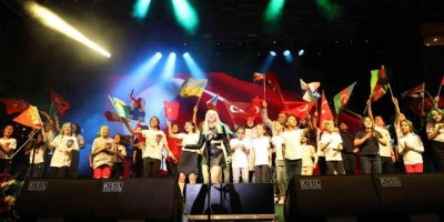 Alanya’da 23 Nisan kutlamaları Ece Seçkin konseriyle son buldu