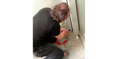 Pencere pervazında mahsur kalan serçe kurtarıldı