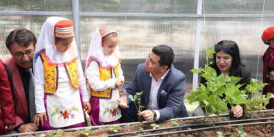 Başkan Tütüncü, okul serasına çocuklarla çilek ekti