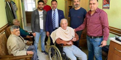 Hatay’da Gönüllü Berberler Huzurevindeki Yaşlıları Tıraş Etti