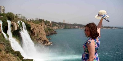 Antalya’nın dünyaca ünlü Düden Şelalesi’nde Ramazan Bayramı yoğunluğu