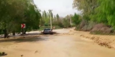 Kahramanmaraş’ta sağanak taşkına neden oldu, dolu tarım alanlarını vurdu