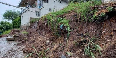 Osmaniye’de heyelan köy yolunu kısmen ulaşıma kapadı, istinat duvarını yıktı