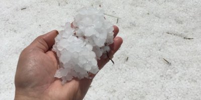 15 dakika etkili oldu, onlarca dönüm alan zarar gördü