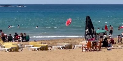 Rüzgârla denize savrulan şemsiye, tatilcilere korku dolu anlar yaşattı