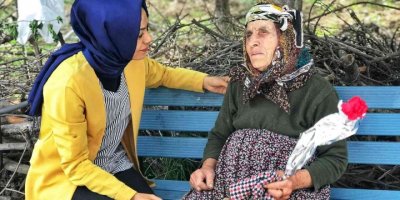 Köyde Kapı Kapı Dolaşarak Anneler Gününü Kutladılar