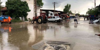 Şiddetli yağmur ve dolu su baskınlarına neden oldu