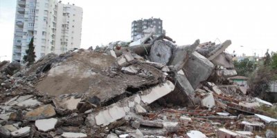 Antalya’da 14 katlı iki bina 40 metre uzaktaki iş makinası tarafından kağıt gibi yıkıldı