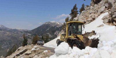 Antalya’nın karlı yayla yollarında temizlik çalışması