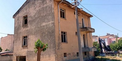 Mersin’de 2 katlı eski binanın yıkımı gerçekleştirildi
