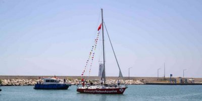 İklim değişikliğine dikkat çekmek için yelken açan ekip Mersin’e ulaştı