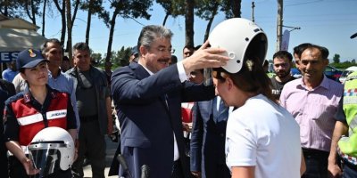 Osmaniye’de Motosiklet Sürücülerine Kask Dağıtıldı