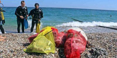 Profesör ve öğrencileri daldı, denizden takım halinde iç çamaşırı bile çıktı