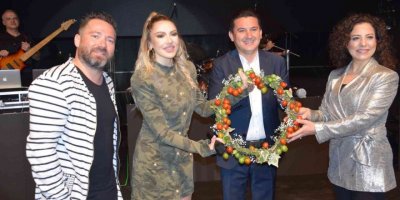 Hadise Kumluca’da Domates Kraliçesi seçildi