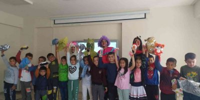 Kırsal mahalle okullarındaki öğrencilerle oyuncaklarını paylaştılar