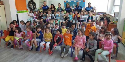 Mersin polisi öğrencileri bilgilendiriyor