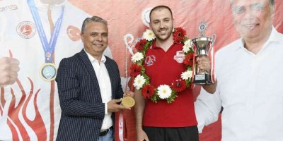 Kızıl Fırtına lakaplı Hasan Mert Kızıl, Kick Boks Dünya Kupası’nda şampiyon oldu