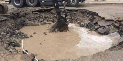 Su borusu patladı yolda dev çukur oluştu