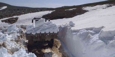 Antalya’da yayla yollarında kar temizliği