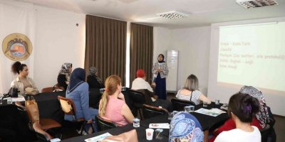 Alanya Belediyesinin aile içi iletişim ve sağlıklı yaşam seminerleri sürüyor
