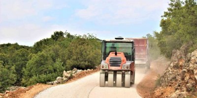 Silifke’de üretim bölgelerinin yolları asfaltlanıyor