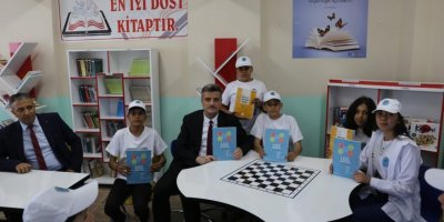 Hatay’da öğrencilere yardımcı kaynak kitapları dağıtıldı