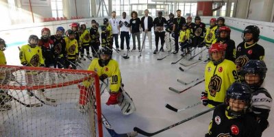 Hatayspor’dan buz hokeyi oyuncularına moral ziyareti