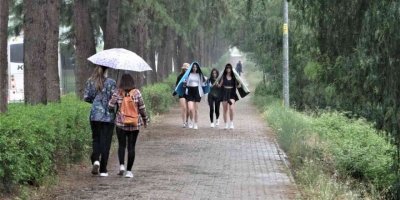 Antalya’da kısa süreli sağanak yağmur vatandaşlara zor anlar yaşattı