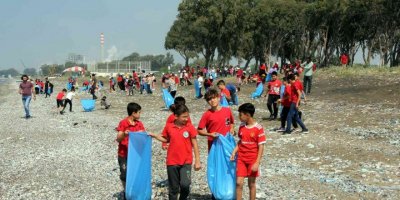 Mersin’de 300 öğrenci deniz kaplumbağaları için sahili temizledi