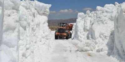 Antalya’nın yaylalarında inanılmaz karla mücadele çalışması