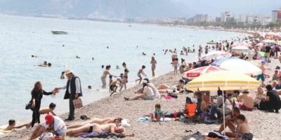 Yaylalarında karla mücadele edilen Antalya’da sahil hınca hınç doldu