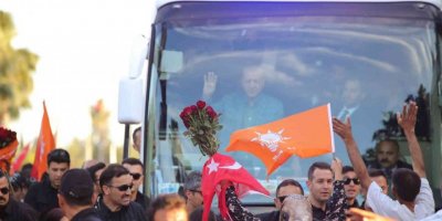 Cumhurbaşkanı Erdoğan: “Göğsümüzü tanklara, ölüm kusan silahlara siper edeceğiz ama istikbal ve istiklalimize asla leke sürdürmeyeceğiz”