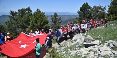 Amanoslar’ın Zirvesi Keldaz Dağı’nda İstiklal Marşı’nı Okudular